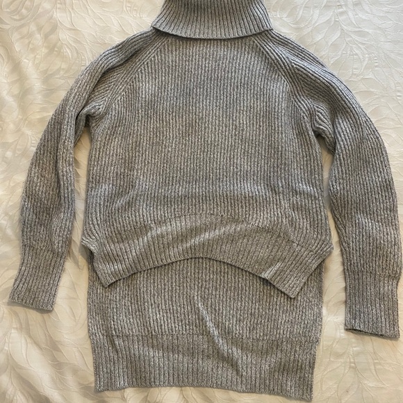 ‼️SOLD‼️Wilfred turtleneck! - Picture 2 of 5
